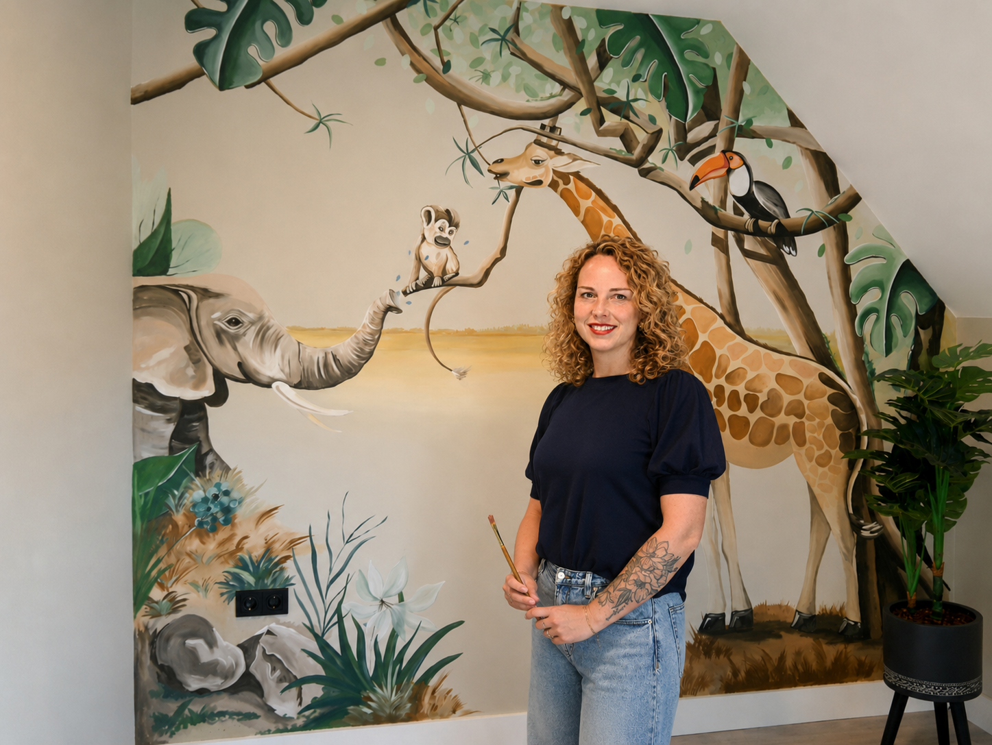 Studio Bounce schildert een jungle muurschildering met giraffe en aap