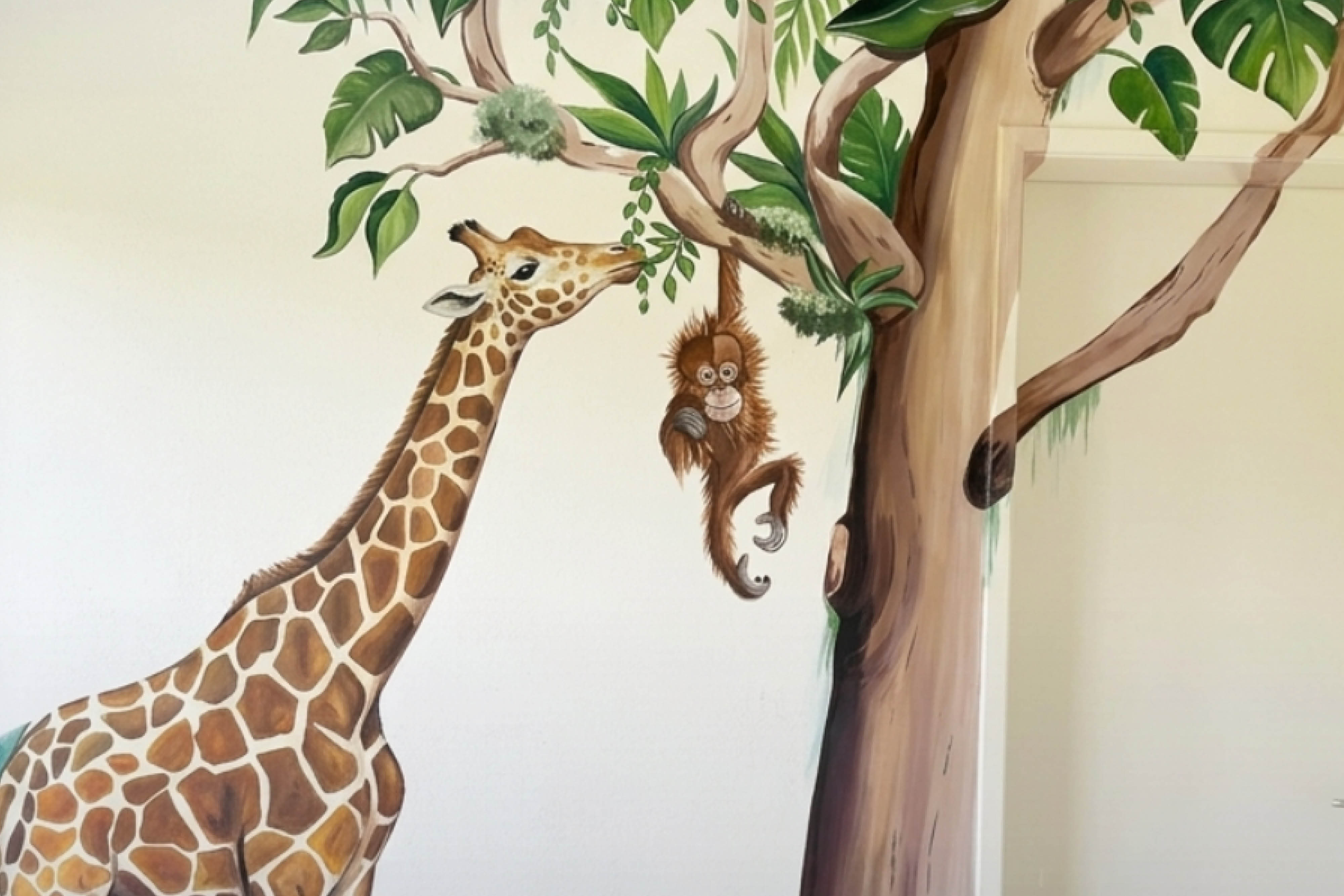 Studio Bounce werkt met verf en penseel aan een kinderkamer mural