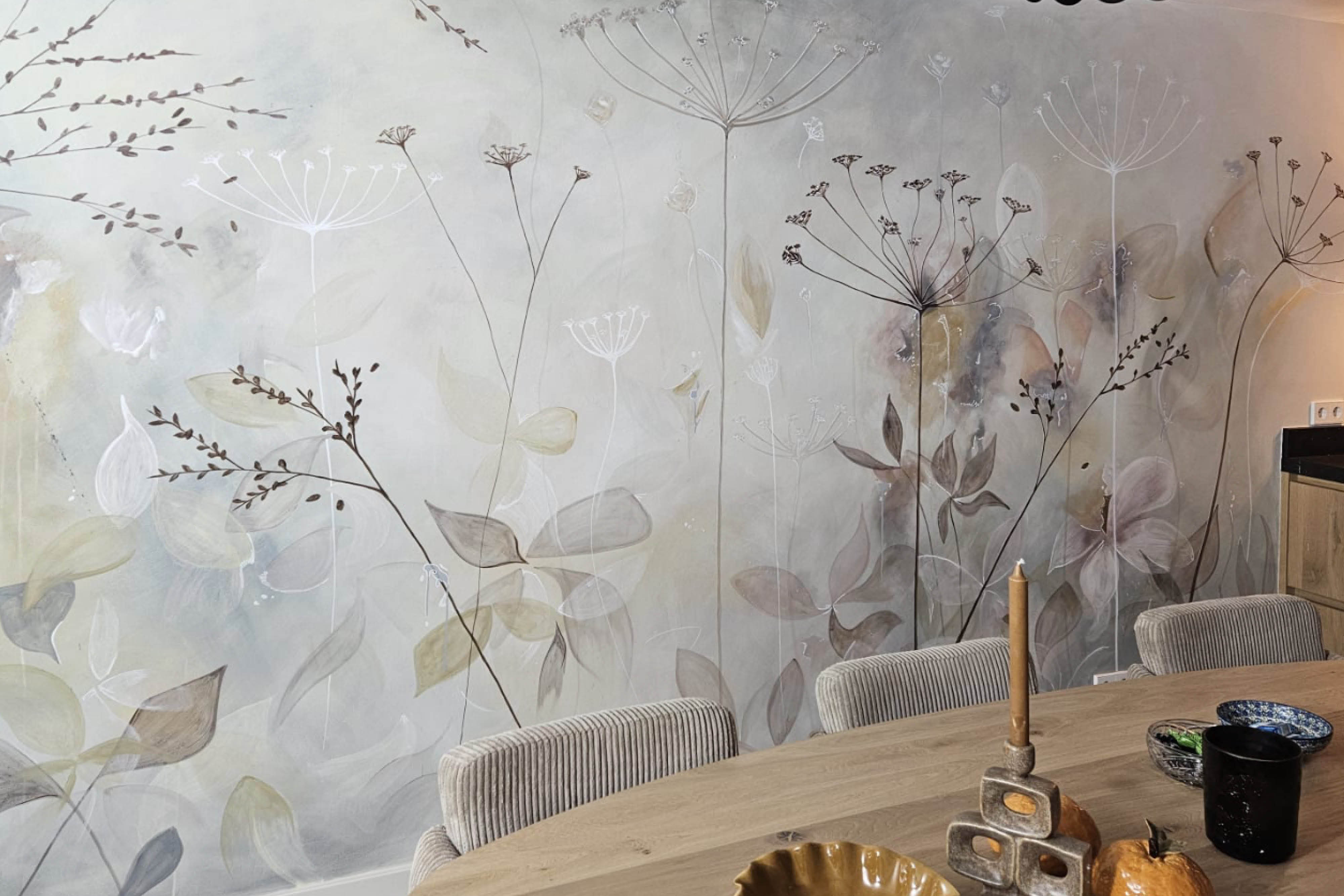 Woonkamer_muurschildering_abstract_bloemen